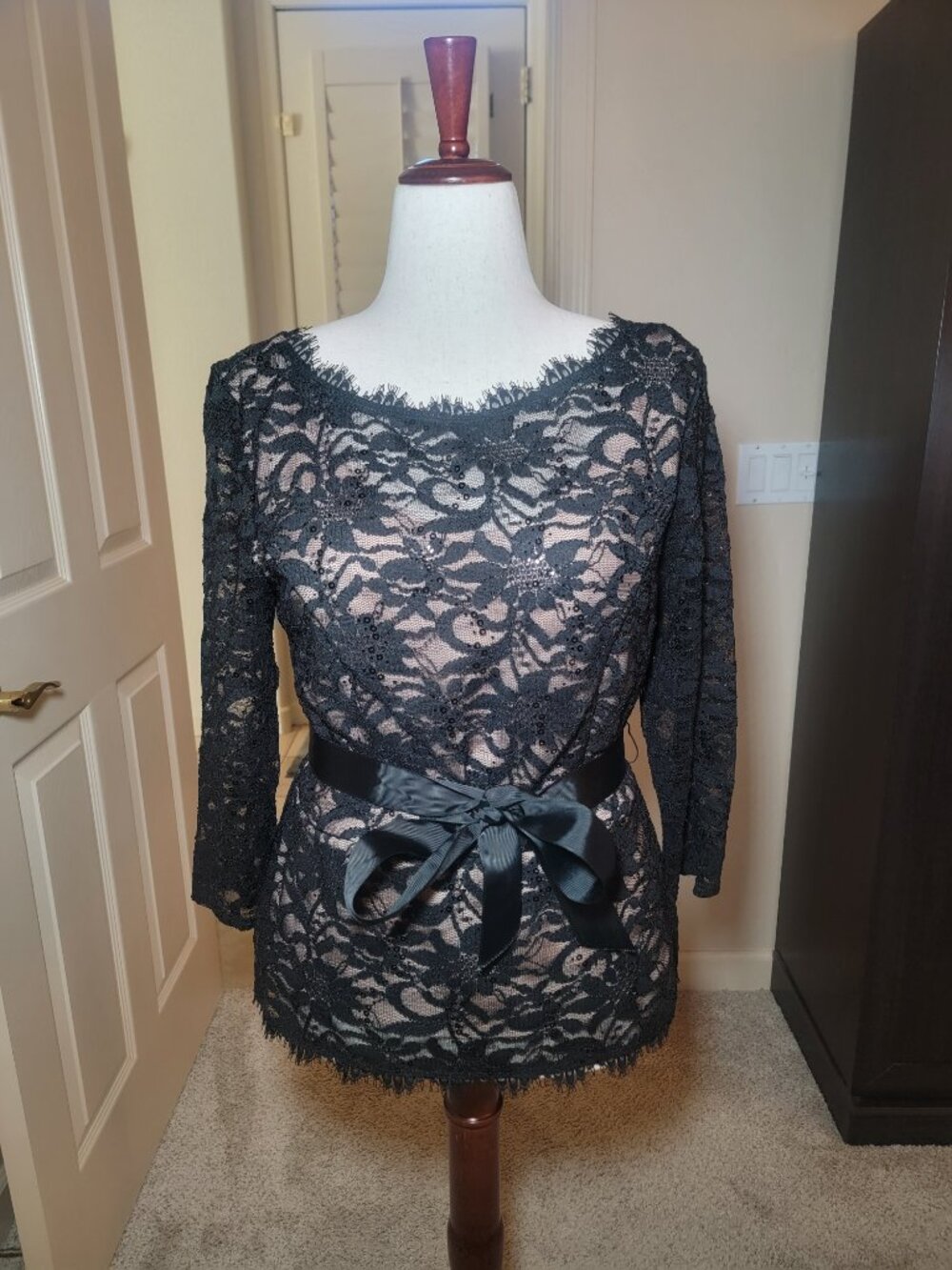 EUC! ONYX NITE WOMEN'S LARGE LACE SEQUIN BLOUSE LINED BLACK WITH BELT
